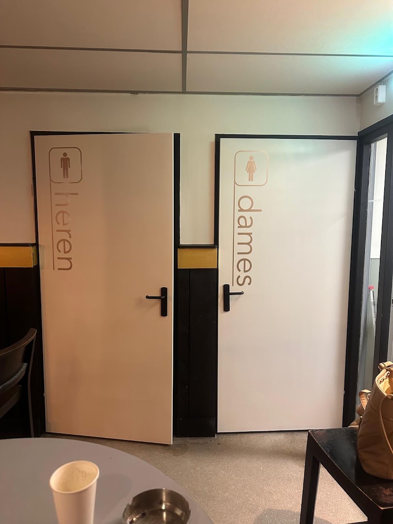 Hertog Jan-wanddecoratie met jaskapstok in Café de Klundert