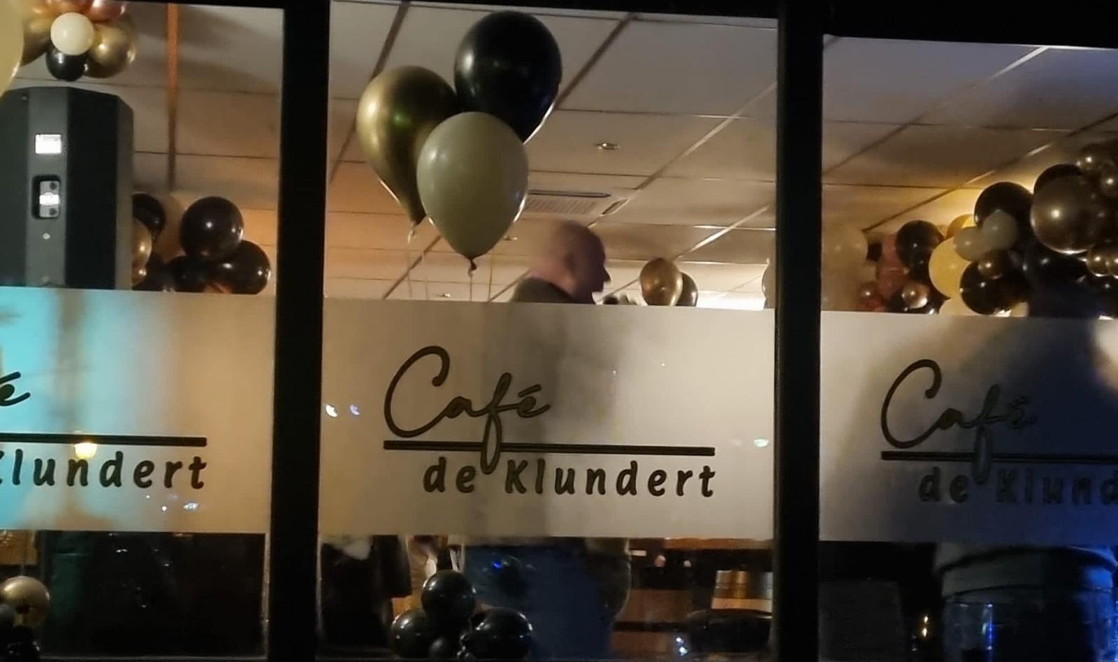 Het rad van Café de Klundert aan de muur, om aan te draaien voor een borrel of shot